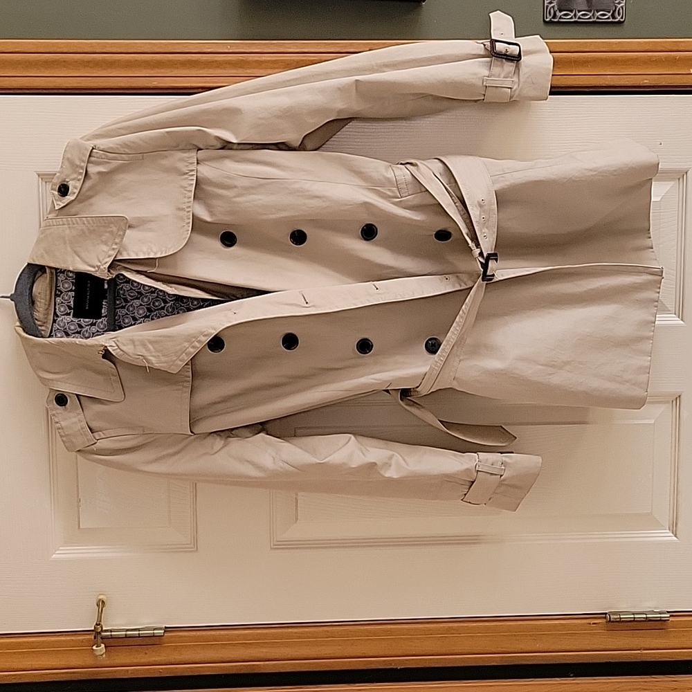 Banana Republic spring trench coat.  Size L Tan, with lining.